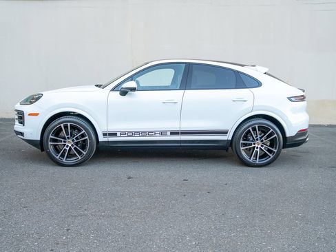 Certified 2025 Porsche Cayenne Coupe AWD/4WD image 2