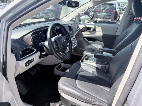 Used 2018 Chrysler Pacifica Touring-L Plus w/ Advanced Safetytec Group FWD image 9