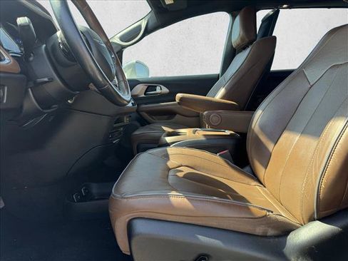 Used 2020 Chrysler Pacifica Limited w/ Tire & Wheel Group FWD image 8