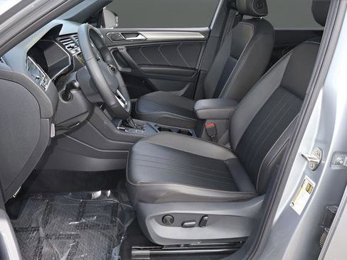 Certified 2022 Volkswagen Tiguan SE R-Line FWD image 11