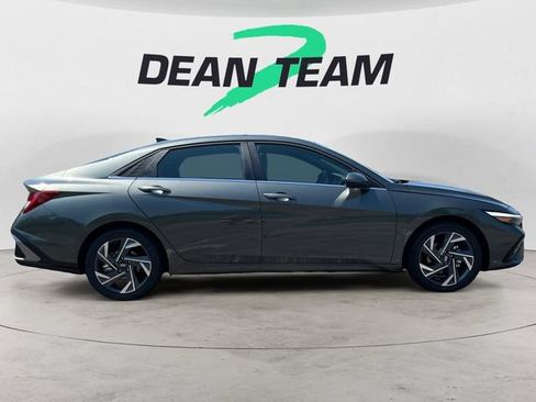 Certified 2025 Hyundai Elantra Limited FWD image 9