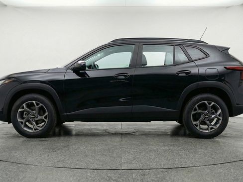 Used 2025 Chevrolet Trax LT w/ LT Convenience Package image 4