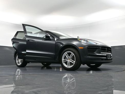 Certified 2025 Porsche Macan AWD/4WD image 38