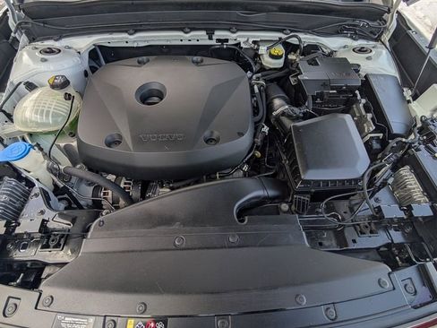 Used 2021 Volvo XC40 T5 R-Design image 8