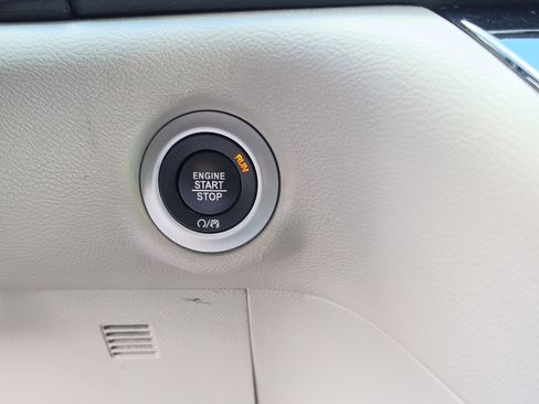 Used 2023 Chrysler Pacifica Touring-L FWD image 28