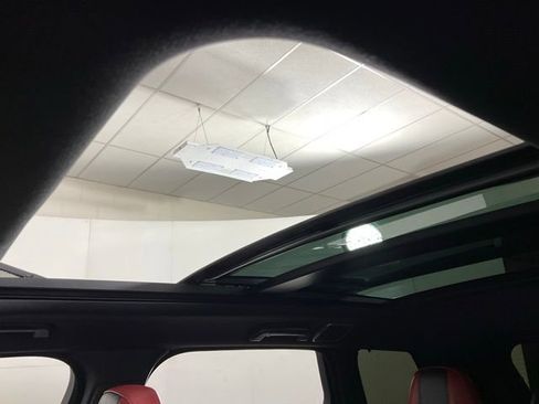 Used 2016 Land Rover Range Rover Sport SVR image 18