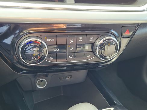 Used 2025 Chevrolet Trax LT w/ LT Convenience Package FWD image 26