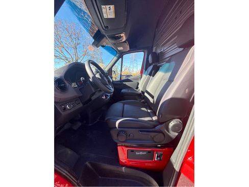 Used 2024 Mercedes-Benz Sprinter 2500 image 10