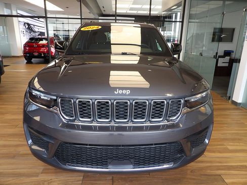 Used 2024 Jeep Grand Cherokee Laredo w/ Luxury Tech Group I AWD/4WD image 2