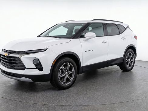 Used 2025 Chevrolet Blazer LT FWD image 3