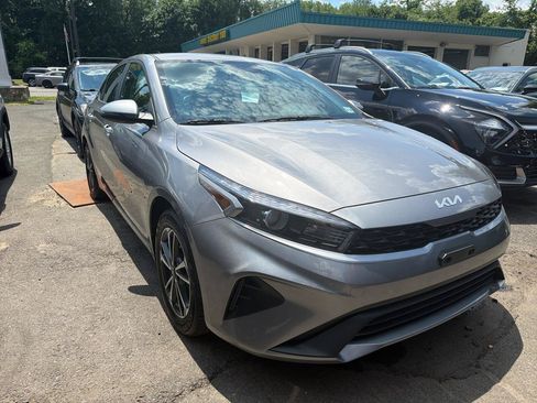 Used 2024 Kia Forte LXS w/ LXS Technology Package FWD image 3