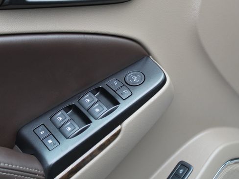 Used 2015 Chevrolet Suburban LT image 25