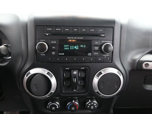 Used 2015 Jeep Wrangler Unlimited Rubicon image 16