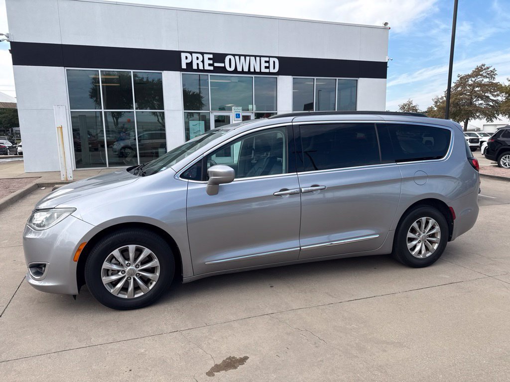 Used 2017 Chrysler Pacifica Touring-L FWD image 1