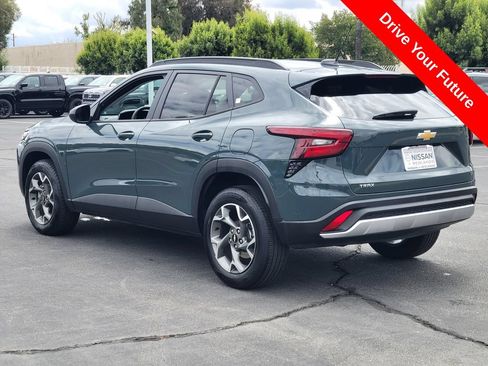Used 2025 Chevrolet Trax LT FWD image 3