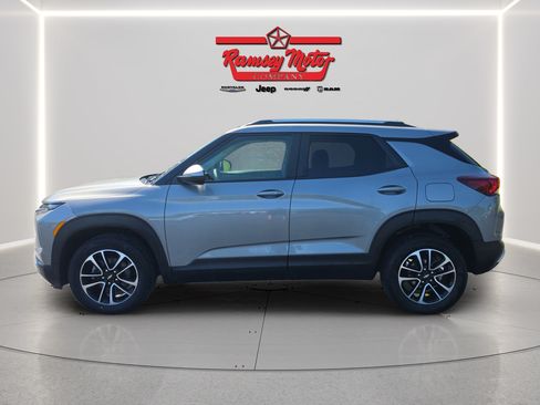 Used 2025 Chevrolet TrailBlazer LT AWD/4WD image 2