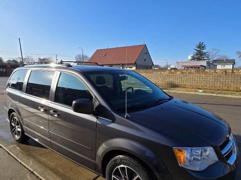 Used 2016 Dodge Grand Caravan SXT image 12