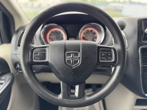Used 2017 Dodge Grand Caravan SE FWD image 16