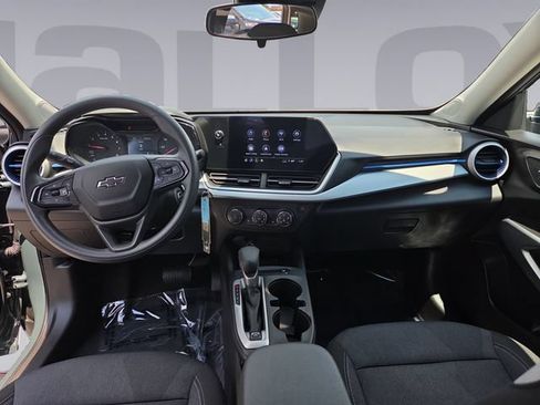 Used 2025 Chevrolet Trax LS w/ LS Convenience Package FWD image 12