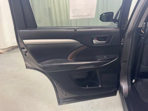 Used 2017 Toyota Highlander XLE AWD/4WD image 24