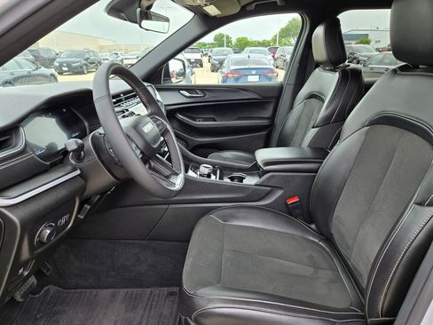 Used 2025 Jeep Grand Cherokee L Laredo RWD image 9