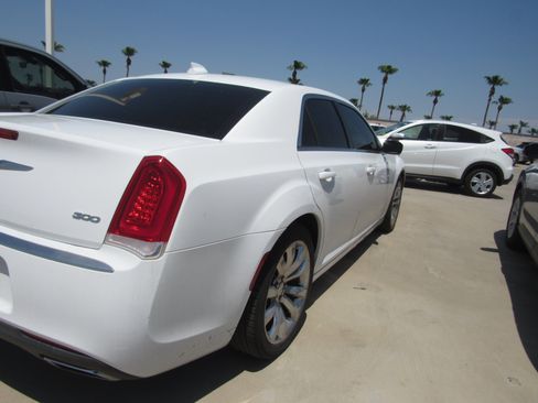 Used 2018 Chrysler 300 Touring w/ Chrome Appearance Package RWD image 3
