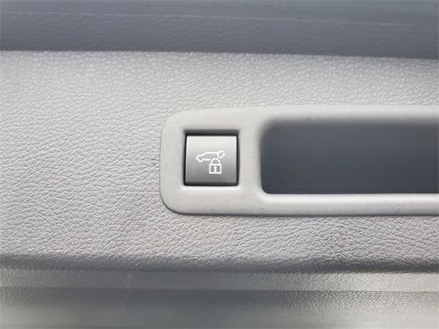 Used 2025 Toyota Sienna XLE image 9