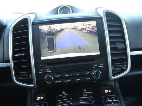 Used 2018 Porsche Cayenne Platinum Edition image 34