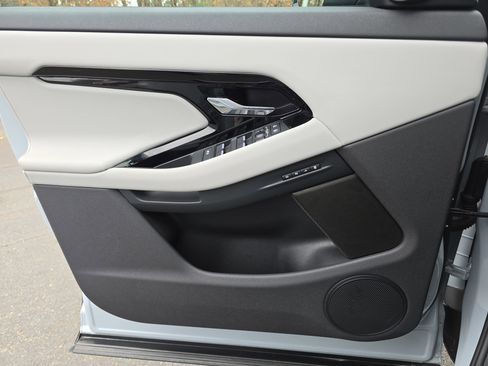 Used 2025 Land Rover Range Rover Evoque S image 27