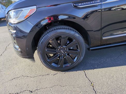 Used 2024 Lincoln Navigator Reserve image 11