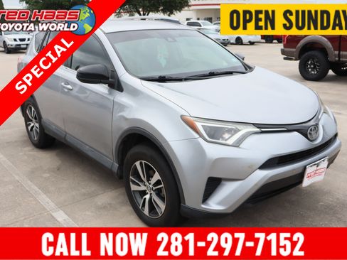 Used 2017 Toyota RAV4 LE FWD image 1
