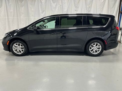 Used 2023 Chrysler Pacifica Touring-L image 4