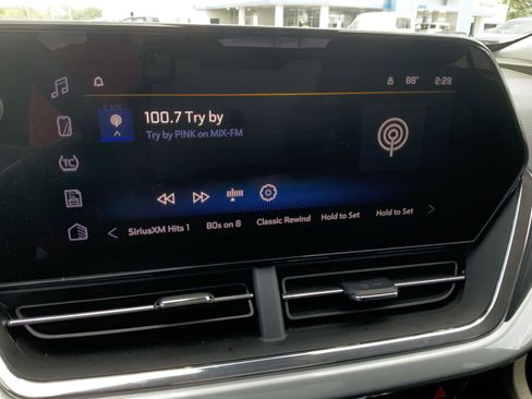 Used 2025 Chevrolet Trax LT w/ LT Convenience Package FWD image 29