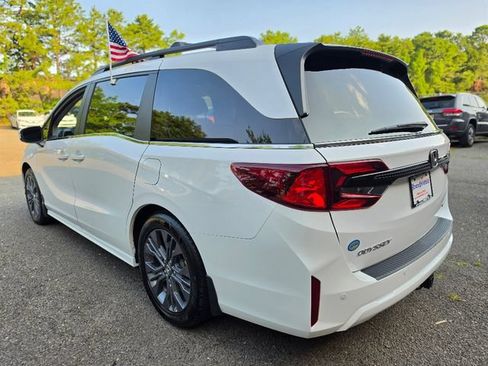 Used 2025 Honda Odyssey Touring image 3