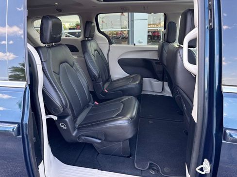 Used 2023 Chrysler Pacifica Touring-L AWD/4WD image 34