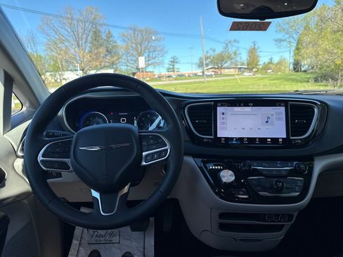Used 2024 Chrysler Pacifica Touring-L FWD image 16