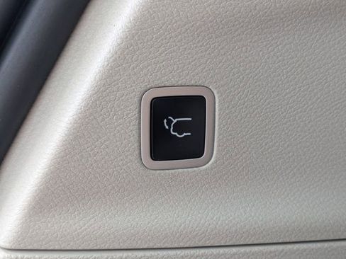 Used 2023 Chrysler Voyager LX FWD image 13
