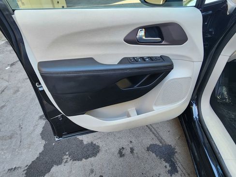 Used 2023 Chrysler Voyager LX FWD image 46