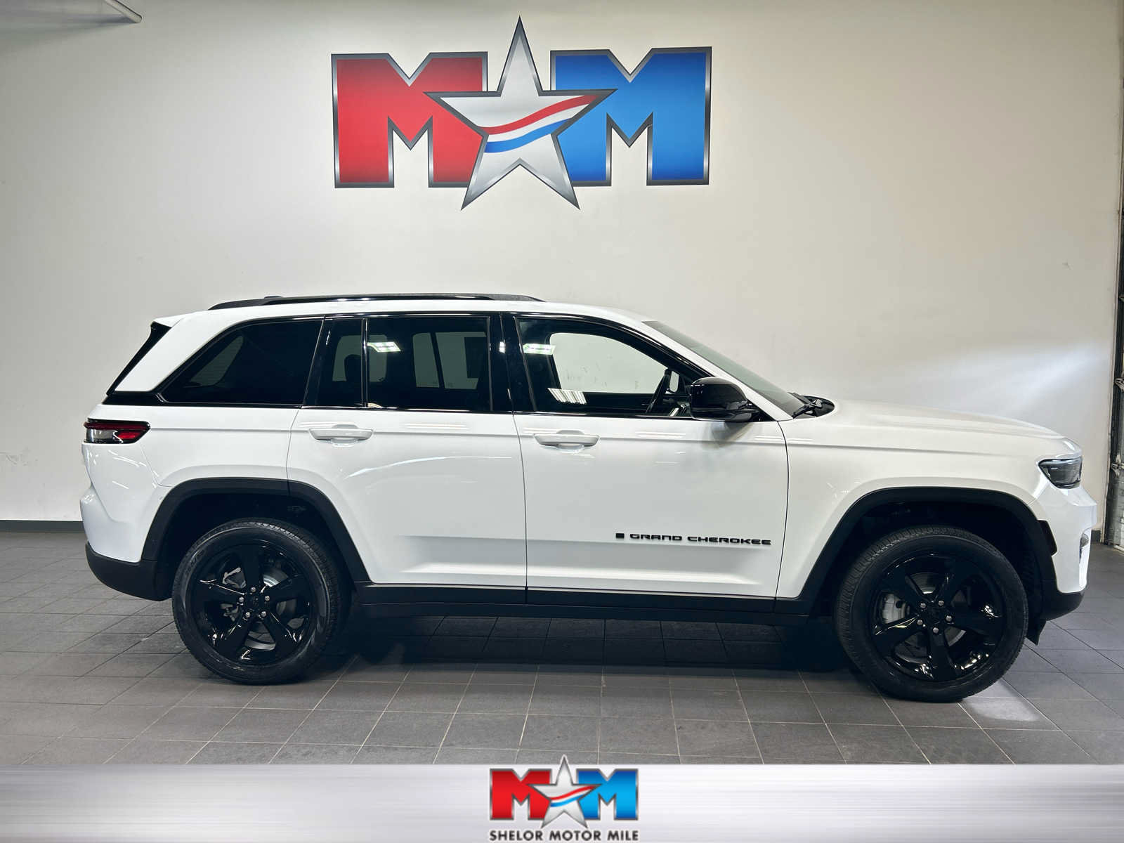Used 2023 Jeep Grand Cherokee Limited w/ Black Appearance Package AWD/4WD image 1