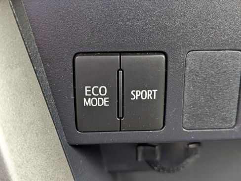 Used 2017 Toyota RAV4 LE FWD image 18