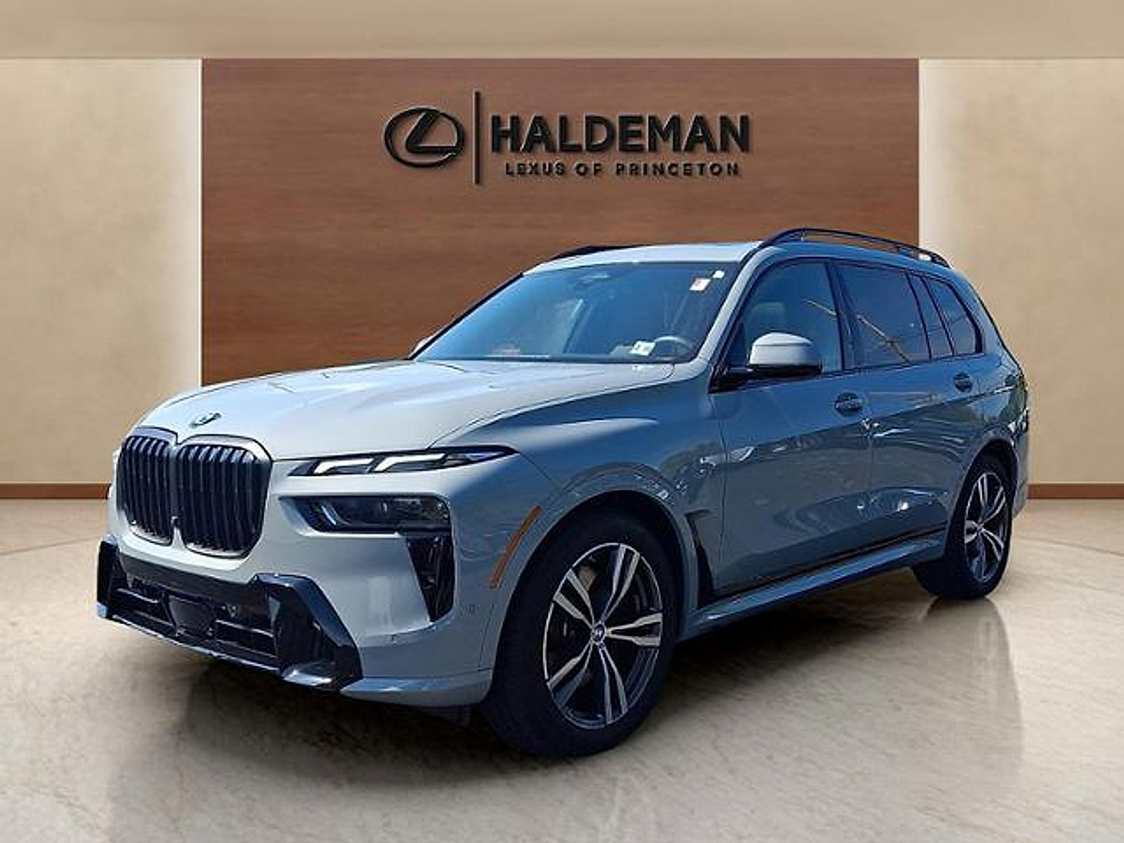 Used 2026 BMW X7 xDrive40i w/ M Sport Package AWD/4WD image 3
