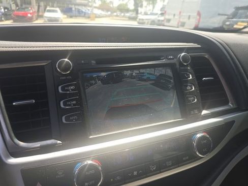 Used 2018 Toyota Highlander XLE image 23