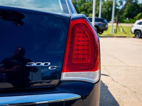 Used 2017 Chrysler 300 C RWD image 17