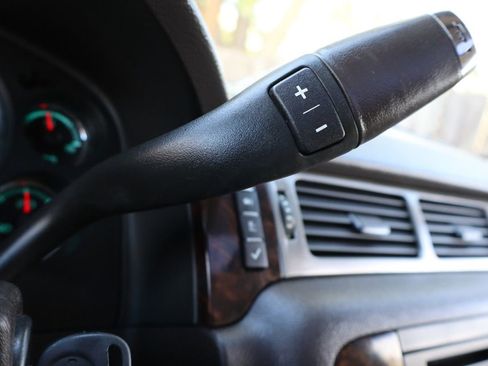 Used 2011 GMC Yukon Denali image 36