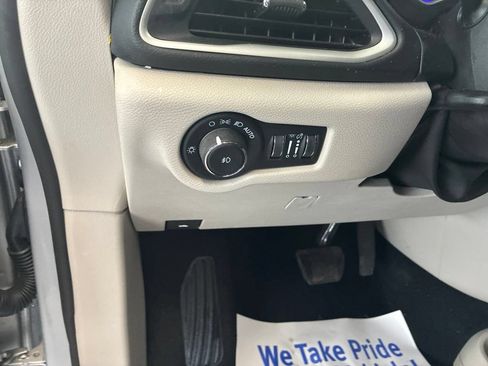 Certified 2024 Chrysler Pacifica Touring-L FWD image 11