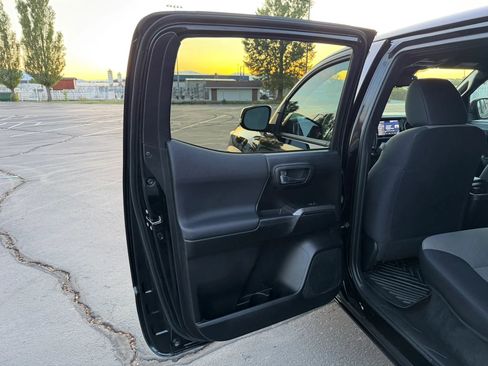 Used 2021 Toyota Tacoma TRD Off-Road w/ Technology Package AWD/4WD image 28