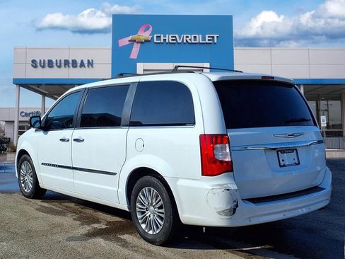Used 2016 Chrysler Town & Country Touring-L image 6