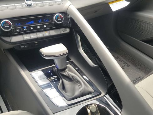 Used 2025 Hyundai Elantra SEL FWD image 14