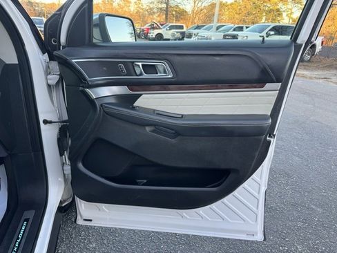 Used 2017 Ford Explorer Platinum image 10