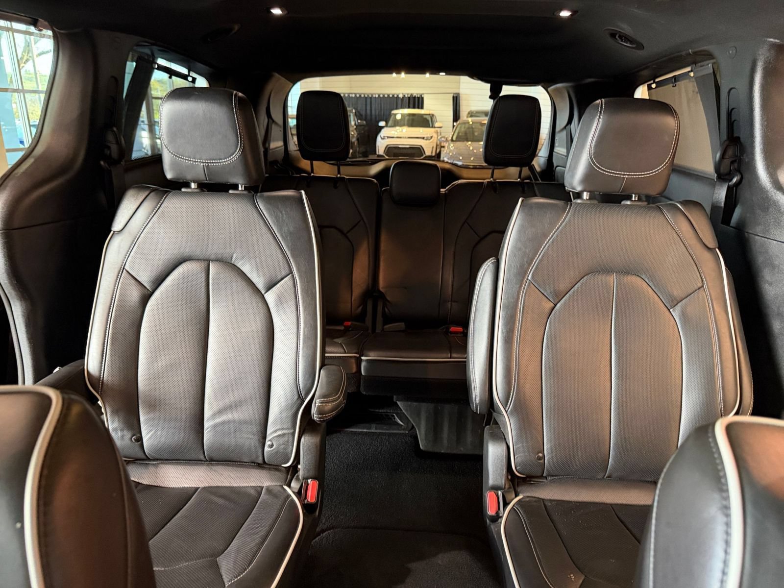 Used 2025 Chrysler Pacifica Limited FWD image 41